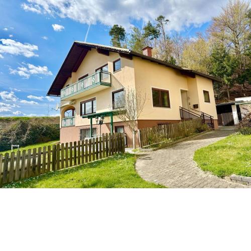 6 Bedroom House with Lake View