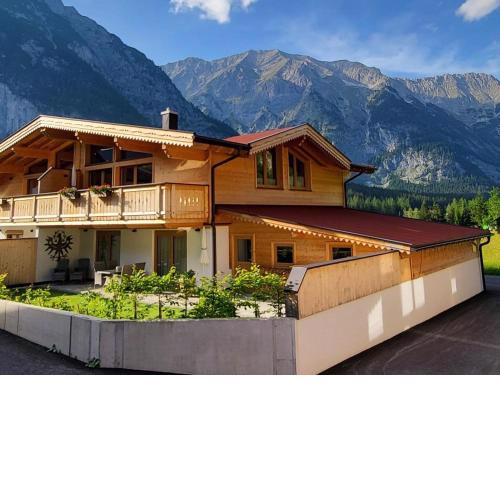 Attic with panoramic views, fireplace & spa bath