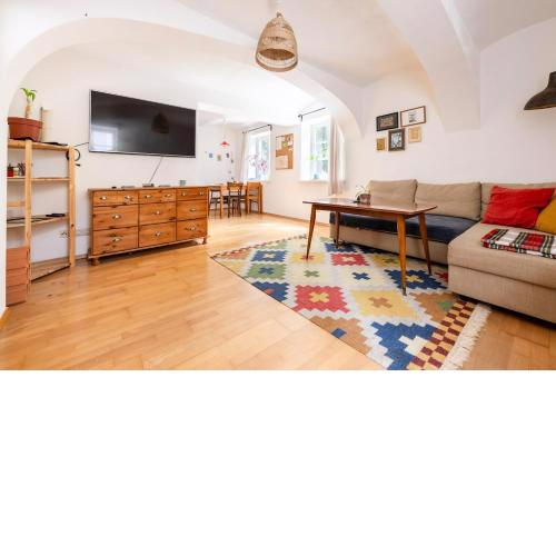 Central, calm Oasis with private parking