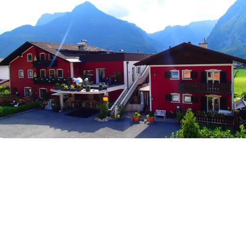 Chalet Austria, up to 10 p, 15 min to salzburg city, garden with direct amazing mountainview, BBQ&bikes&sunbeds for free, 15 min sound of music