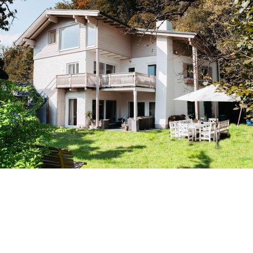 Chalet Happy Family, secluded location, 15 min to salzburg and just short to t lakes sound of music, BBQ&bikes&sunbeds for free, up to 14p