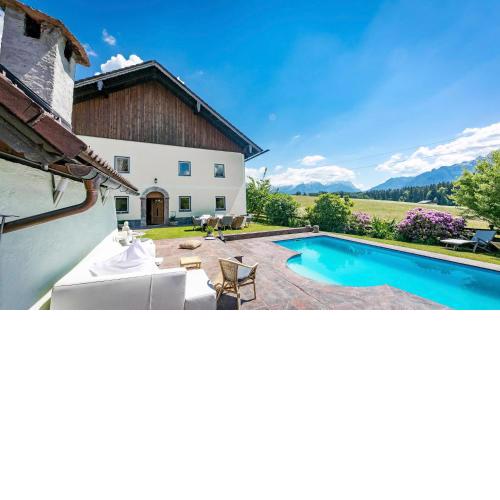 Chalet Wiesengut, Pool, Sunbeds, BBQ, Bikes for free, 15 min to salzburg and beautifull lakes sound of music