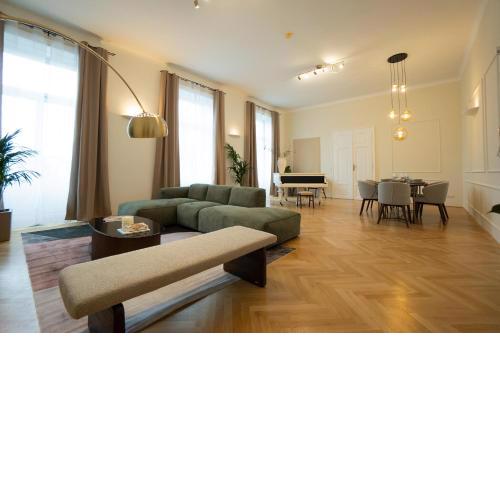 Chic 180m 3BR Apt near Parliament, Self Check-in