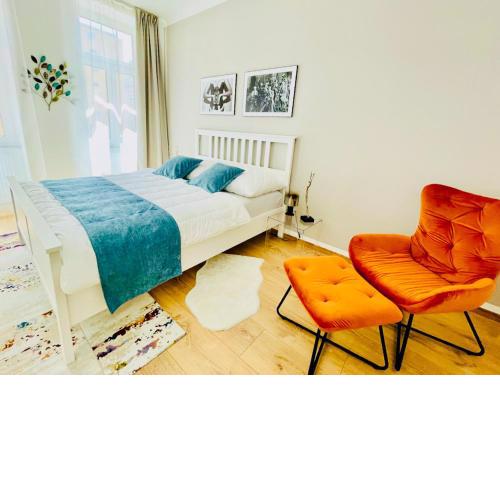 Colorful & Quiet Apartment in Beautiful Viennese Building