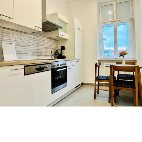 Cosy Long Term Apartment with Free Parking