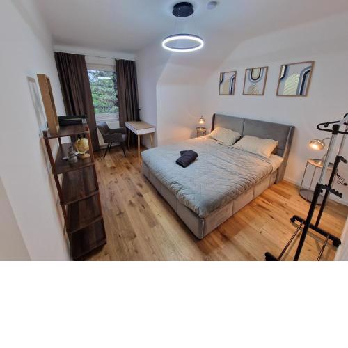 Cozy apartment next to subway station & parking