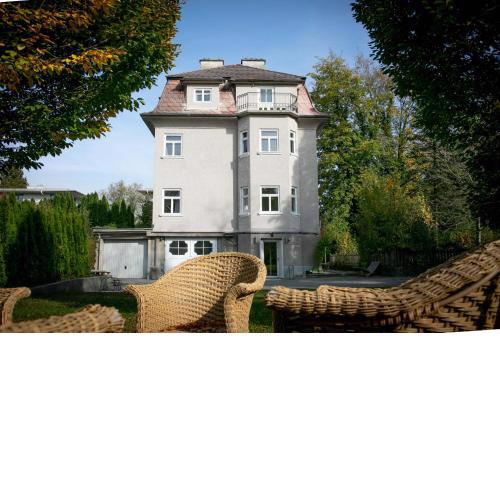 Family Wellhouse Green Garden direct in Salzburg, sunny big garden, up to 16 pax, bikes for free, BBQ, sunbeds, parking for free, 15 min sound of music