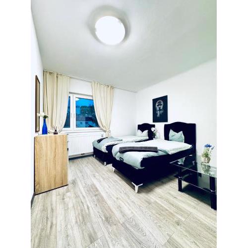 Modern 3BR &1LR Apt for 6P, Very Central