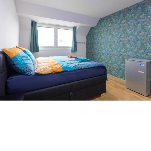 Private room with AC- microwave, personal fridge & metro access - 7 min to center