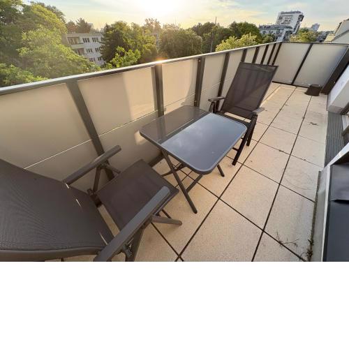 Rooftop Modern Apartment with Free Parking