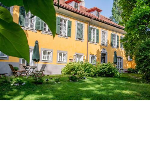 Schloss mit eigenem Garten & Parkplatz R