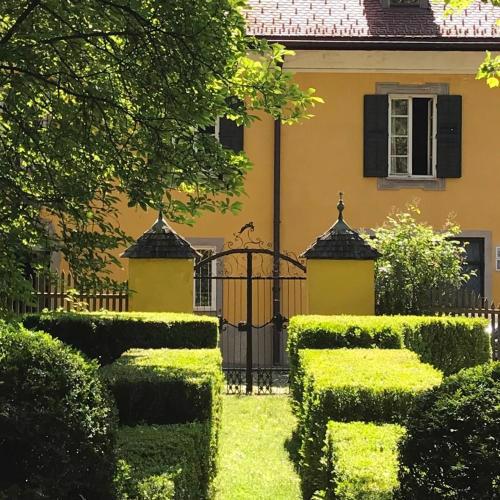 Schloss mit eigenem Garten und Parkplatz G