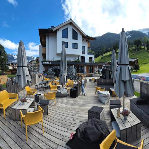 SKILL Mountain Lodge - Ski und Bike Hostel im Sommer mit JOKER CARD