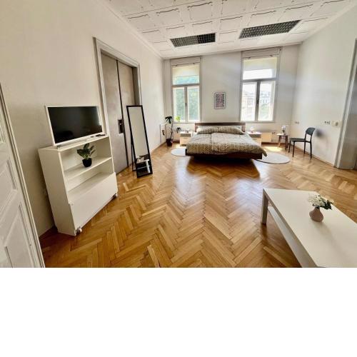 Spacious 3 Bedroom with Free Parking