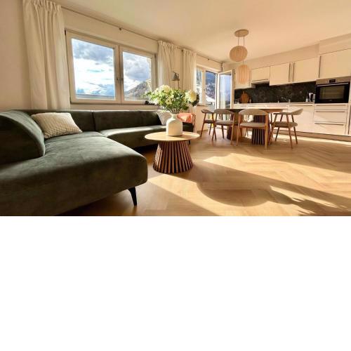 Spacious boutique family apt w sunny balcony & mountain views