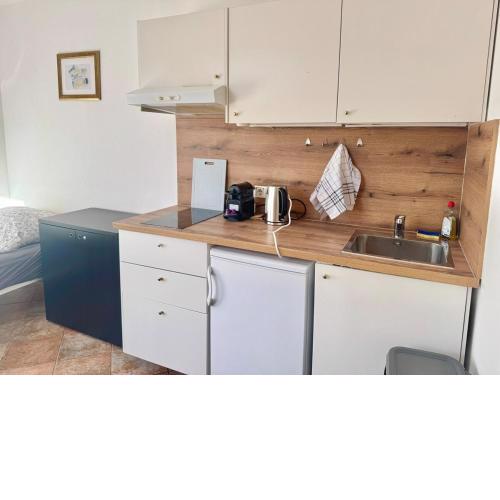 Studio Apartment with Easy Access & Parking