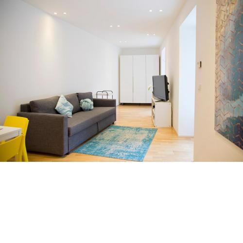 Stylish 1-Bedroom Apartment by Rochusmarkt Walk to the City Center