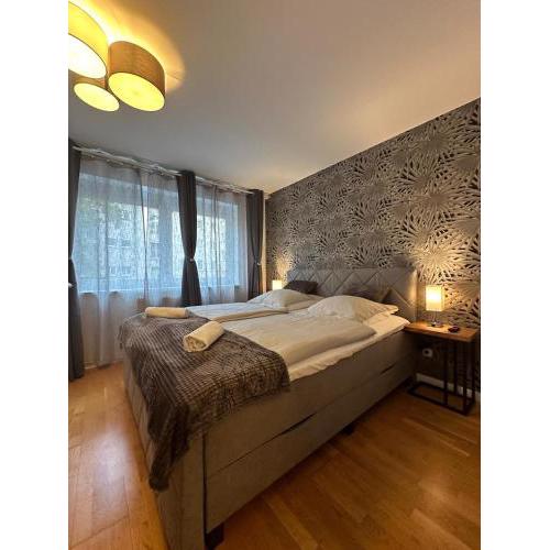 Sweet 1BR & 1LR with Balcony, 9-Min to City Center