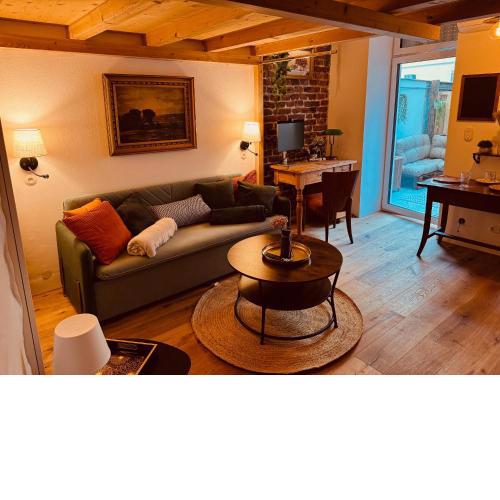 Urban Hideaway Cozy Loft, Green Courtyard and AC