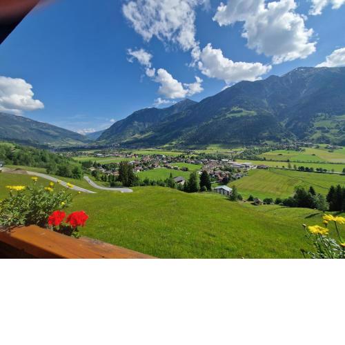 Urlaub am Krausberghof, Apartment mit Balkon und Parkplatz, inmitten der Natur, Sauna und Infrarotkabine, kostenfreie Kaffeekapseln, 6 Fahrminuten zur Alpentherme Gastein und zur Schlossalmbahn, Spielplatz
