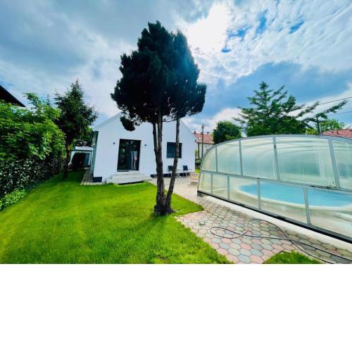 Villa in Vienna in perfect Situaton near VIC and Donau Park with Pool and private Garden sleeps 4 with 2 bedrooms, kitchen and livingroom and bath and private parking